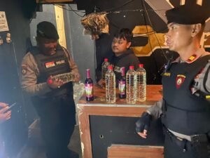 Kasat Samapta: Puluhan Botol Miras Kita Amankan !!! ,Guna Antisipasi Gangguan Selama Bulan Suci Ramadhan 2024