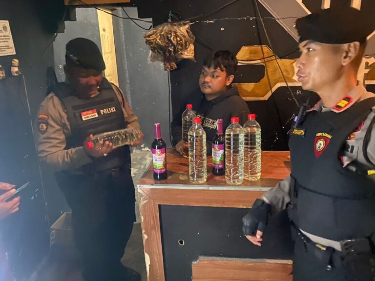 Kasat Samapta: Puluhan Botol Miras Kita Amankan !!! ,Guna Antisipasi Gangguan Selama Bulan Suci Ramadhan 2024