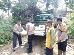 Polres Pacitan Peduli, Warga Penyandang Cacat Terima Bantuan Renovasi Dapur