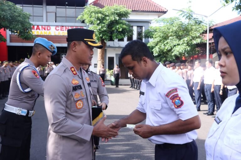 Kapolres Ponorogo Beri Kartu BPJS Ketenagakerjaan untuk 97 PHL