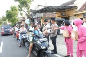 Kapolsek Mojo AKP Andang Pimpinan Langsung Kegiatan Bagi Takjil Dibulan Suci Ramadhan 1445/H