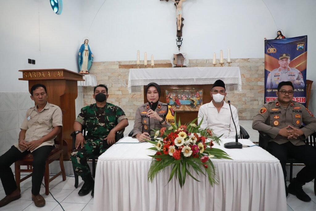 Pererat Silaturahmi Dengan Masyarakat, Polres Kediri Gelar Minggu Kasih di Gereja Santo Andreas Kunjang