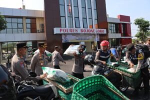 Pak Bhabin Polres Bojonegoro Salurkan 689 Paket Zakat Door to door