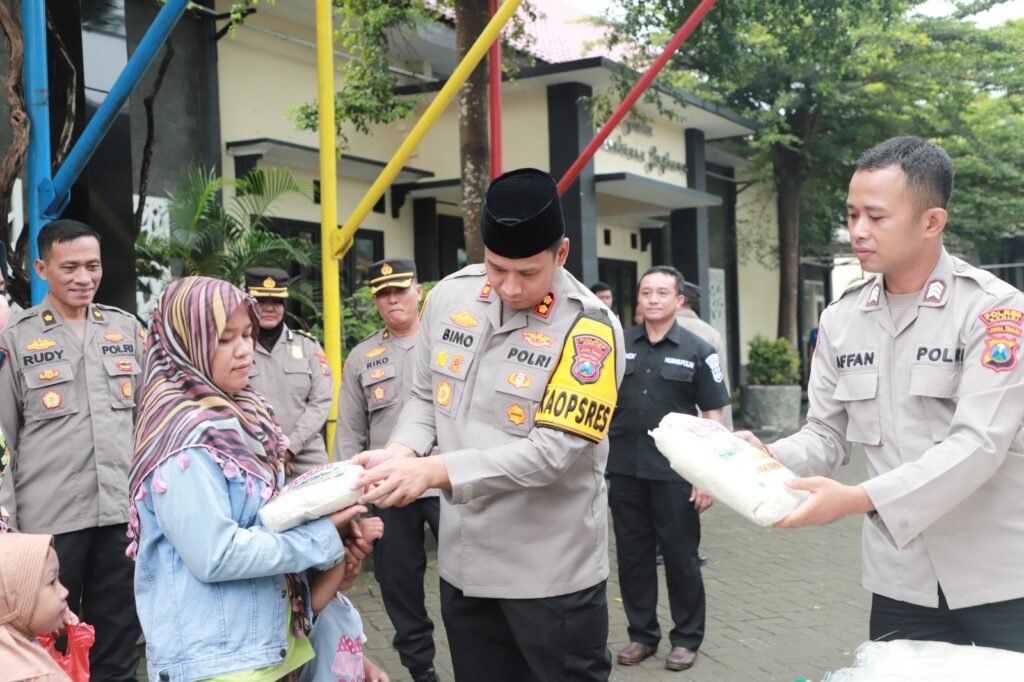 Jelang Lebaran, Polres Kediri Salurkan Ratusan Paket Zakat Fitrah