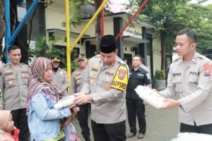 Jelang Lebaran, Polres Kediri Salurkan Ratusan Paket Zakat Fitrah