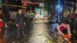 Gercep, Polisi Kota Kediri Evakuasi Pohon Tumbang di Jalur Mudik