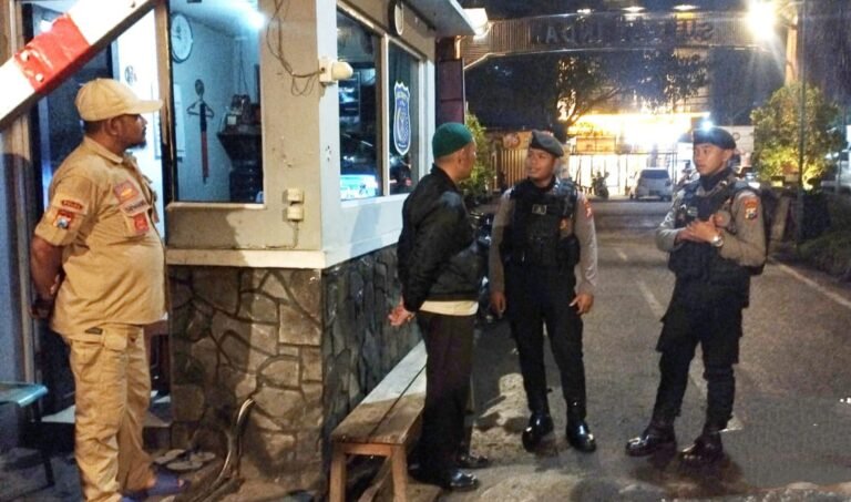 Wujudkan Mudik Ceria Penuh Makna Polisi di Kota Malang Rutin Patroli Rumah Kosong