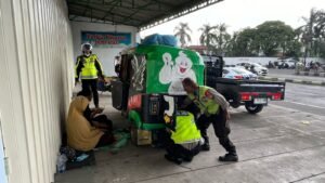 Salut Polisi Bantu Dorong Bajaj Pemudik Asal Jakarta Tujuan Banyuwangi yang Mogok di Mojokerto