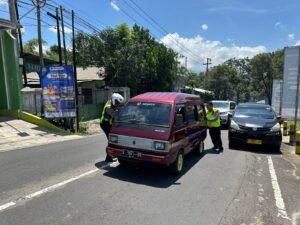 Layanan Prima Operasi Ketupat Semeru 2024, Polisi Rela Dorong Mobil Wisatawan di Kota Batu yang Mogok