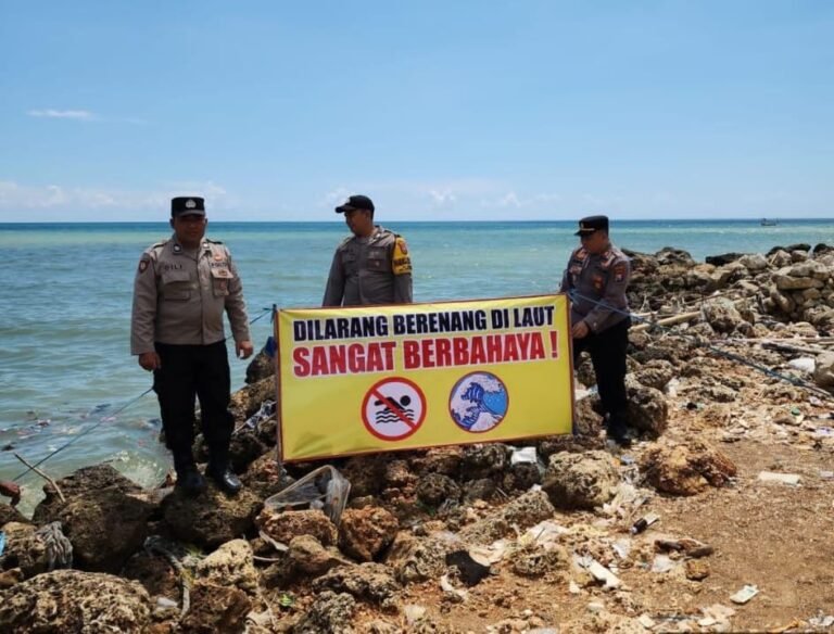 Cegah Laka Laut Polisi Pasang Banner Himbauan di Pantai Pamekasan