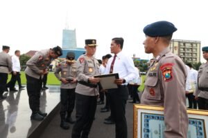 Hari Kesadaran Nasional, Kapolda Jatim Kembali Beri Penghargaan Anggota Berprestasi