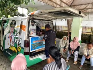 Pasca Libur Idul Fitri 2024 Pelayan Pajak Melalui Mobil SAMSAT Kekiling Ramai di Kunjungi Masyarakat Di Kec. Wates Kab. Kediri