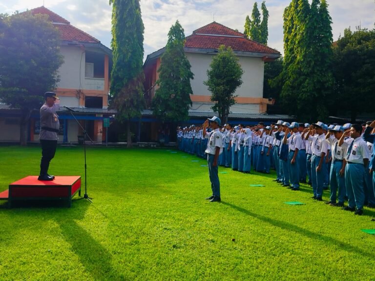 Kapolsek Mojoroto Jadi Pembina Apel di SMKN 1 KEDIRI Sampaikan Pesan Penting