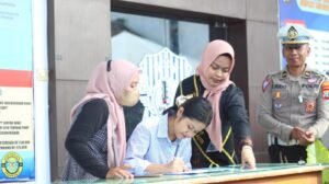 Berpakaian Adat Petugas Satpas SIM Polres Kediri Kota Layani Masyarakat di Hari Kartini