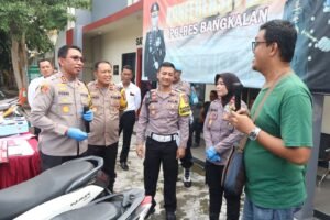 Kapolres Bangkalan Serahterimakan Motor yang Hilang 6 Tahun Silam Kepada Pemiliknya