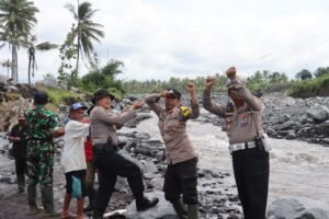 TNI-Polri dan Warga Lumajang Gotong Royong Bangun Jembatan Darurat Pasca Banjir Lahar Dingin Gunung Semeru