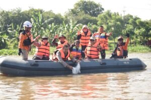 Peringati Hari Bumi, Kapolres Kediri Kota Bersama Forkopimda Menanam Pohon dan Melepas Bibit Ikan