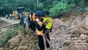 TNI-Polri Bantu Warga Buka Akses Jalan Putus Akibat Longsor