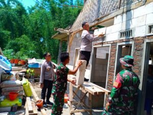 Sinergitas Polres Malang Bersama TNI dan Pemkab Bedah Rumah Warga Tak Layak Huni