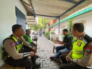 KUNJUNGI PANGKALAN OJEK ONLINE KANIT KAMSEL SAT LANTAS POLRES KEDIRI HIMBAU TERTIB BERLALULINTAS