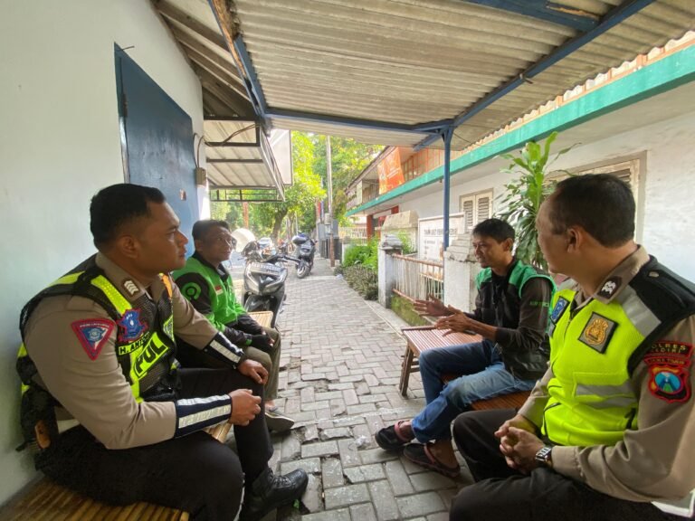 KUNJUNGI PANGKALAN OJEK ONLINE KANIT KAMSEL SAT LANTAS POLRES KEDIRI HIMBAU TERTIB BERLALULINTAS