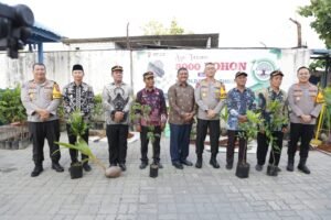 Peduli Lingkungan Kapolda Jatim Tanam dan Berbagi Bibit 3.000 Pohon di Gresik
