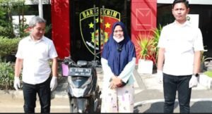 Hati Riang Seorang Emak Saat Motornya yang Hilang Ditemukan dan Dikembalikan Polres Tanjungperak.