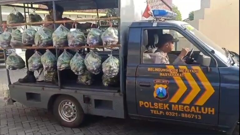 Cara Unik Sampaikan Pesan Kamtibmas, Polisi di Jombang Sulap Mobil Patroli Jadi Gerobak Sayur Gratis.