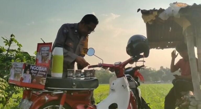 Cara Unik Pak Bhabin Dlanggu Ajak Masyarakat Jaga Kamtibmas di Mojokerto.