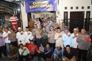 Polres Tanjungperak Gelar Cangkrukan Kamtibmas Ajak Warga Jaga Kondusifitas Jelang Pilkada 2024.