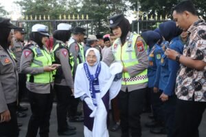 Ramah Lansia Puluhan Polwan Polres Trenggalek Dikerahkan Bantu Calon Jamaah Haji.