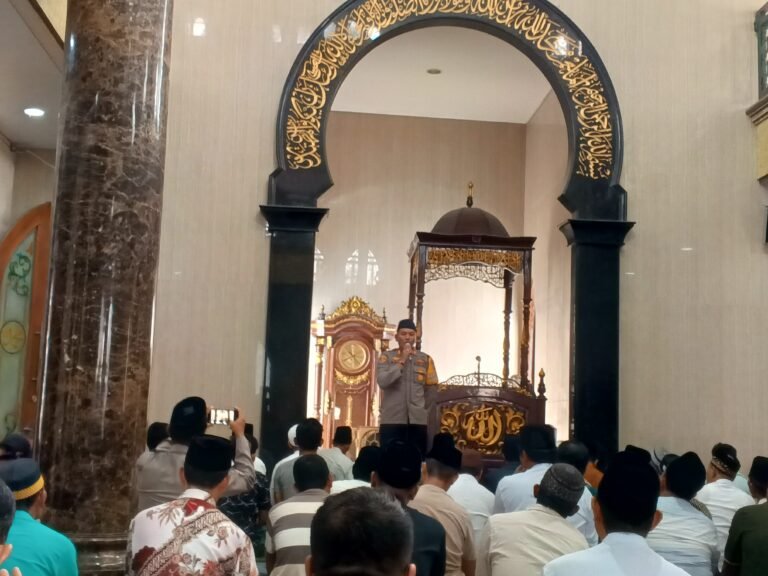Safari Jum’at dan Himbauan Kamtibmas di masjid AL – MUJTAHIDIN di Jl. Raya Hulaan Prapatan Desa Hulaan Kec. Menganti kabupaten Gresik