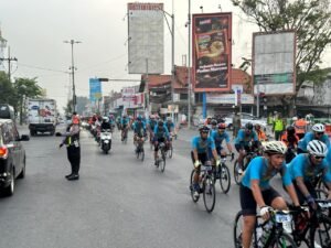Polresta Sidoarjo Amankan Jalur Tour de Panderman 2024 Warga Antusias Suport Para Pembalap.