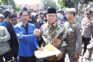 Polisi Kawal Aksi Damai PMII Situbondo Unras Tolak Wacana Bangun Wisata Karaoke Berlangsung Tertib.