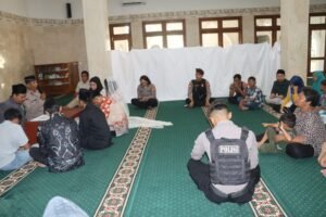 Polisi Fasilitasi Tahanan Narkoba Menikah di Masjid Baiturahim Polres Kediri Kota.