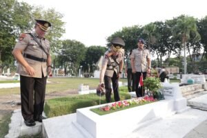 Maknai Perjuangan, Waka Polda Jatim Pimpin Ziarah ke Makam Pahlawan di Hari Bhayangkara ke – 78.