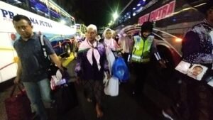 Sigap dan Senyum Ikhlas Polwan Polres Bojonegoro Layani Kepulangan Jamaah Haji.