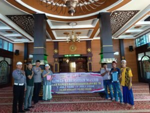 POLSEK MENGANTI BERSAMA MUSPIKA MENYAMBUT HARI BHAYANGKARA KE 78 TAHUN 2024 MELAKSANAKAN KEGIATAN LOMBA KEBERSIHAN TEMPAT IBADAH