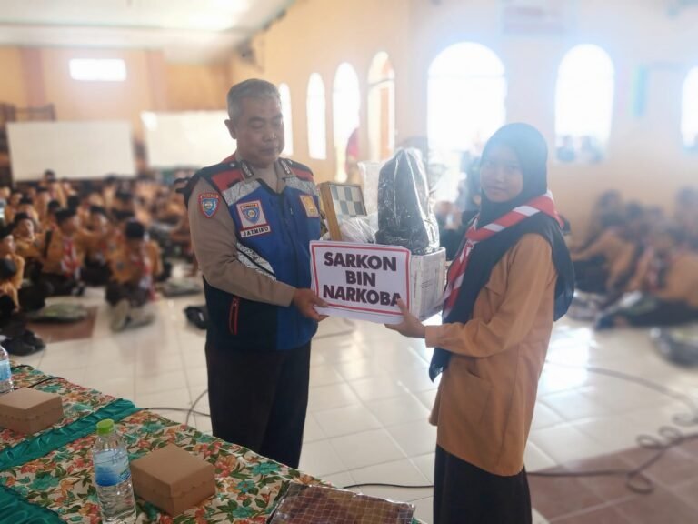 Polisi Kediri Datangi Sekolah, Ajak Cinta Tanah Air Kepada Siswa-Siswi Baru.