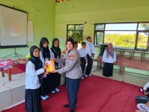 Polwan Polres Madiun Isi MPLS Ajak Pelajar Stop Bullying dan Bijak Bermedsos.