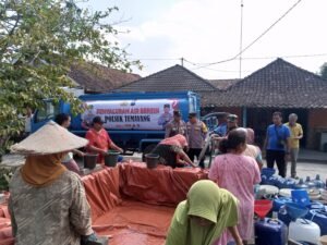 Polisi Salurkan Air Bersih Untuk Warga Desa yang Kekeringan di Bojonegoro.