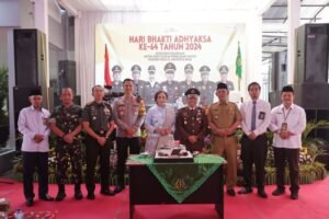 Soliditas Penegak Hukum Polres Magetan Kirim Tumpeng ke Kejari di Hari Bhakti Adhyaksa ke-64.