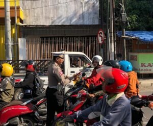 Operasi Patuh Semeru 2024, Polisi Kota Blitar Beri Bunga dan Coklat Bagi Pengendara Tertib.