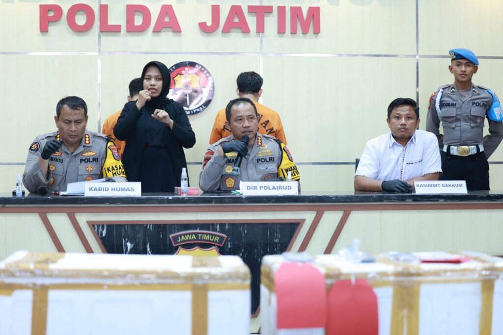 Ditpolairud Polda Jatim Berhasil Ungkap Jual Beli Benih Lobster Illegal di Banyuwangi, Dua Tersangka Diamankan.