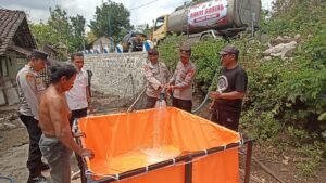 Polisi Droping Air Bersih untuk Warga Pulung Ponorogo.