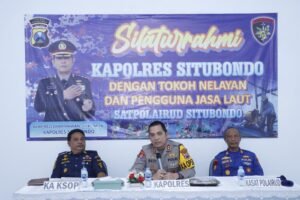 Tatap Muka dengan Tokoh Nelayan, Kapolres Situbondo Beri Bantuan Life Jacket untuk Keselamatan di Laut.