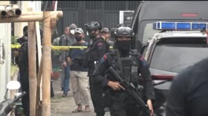 Densus 88 Dibantu Polda Jatim Lakukan Olah TKP di Rumah Terduga Teroris.