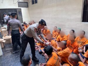 Polres Malang Gelar Jumat Berkah, Beri Makanan Tambahan kepada Tahanan.