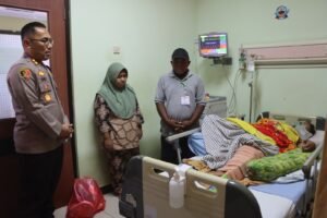 Kapolres Probolinggo Kota Kunjungi Korban Laka Perlintasan Kereta Api, Beri Dukungan dan Doa.