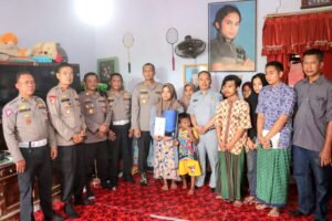 Kapolres Lumajang Beri Dukungan Moril dan Santunan untuk Keluarga Korban Kecelakaan.